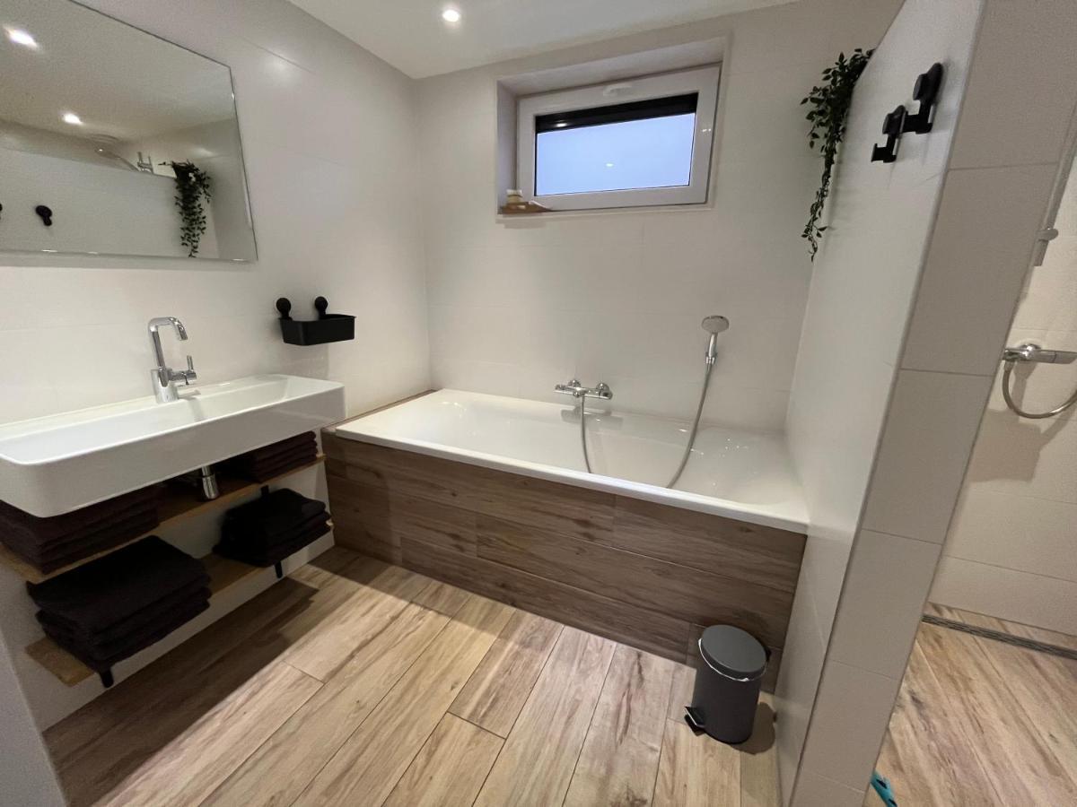 Vakantiehuis Eikzicht Gelegen Aan Het Bos Elsloo  Extérieur photo
